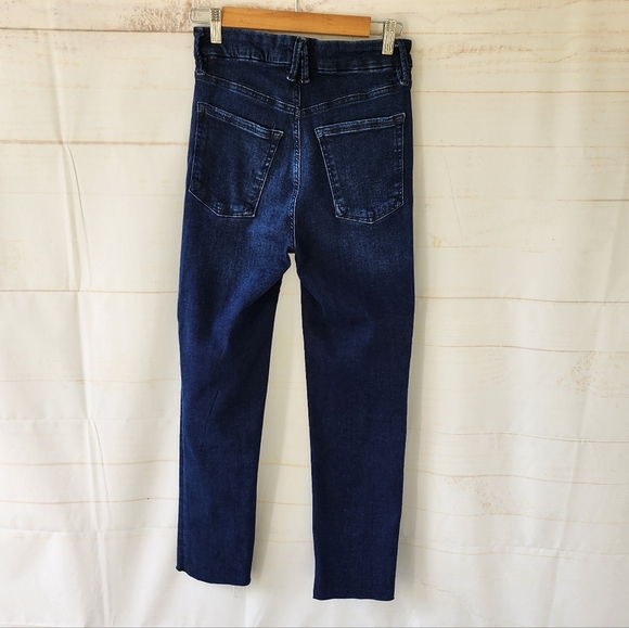 Good American Always Feels Good Classic Slim Straight Jeans - Picture 11 of 13
